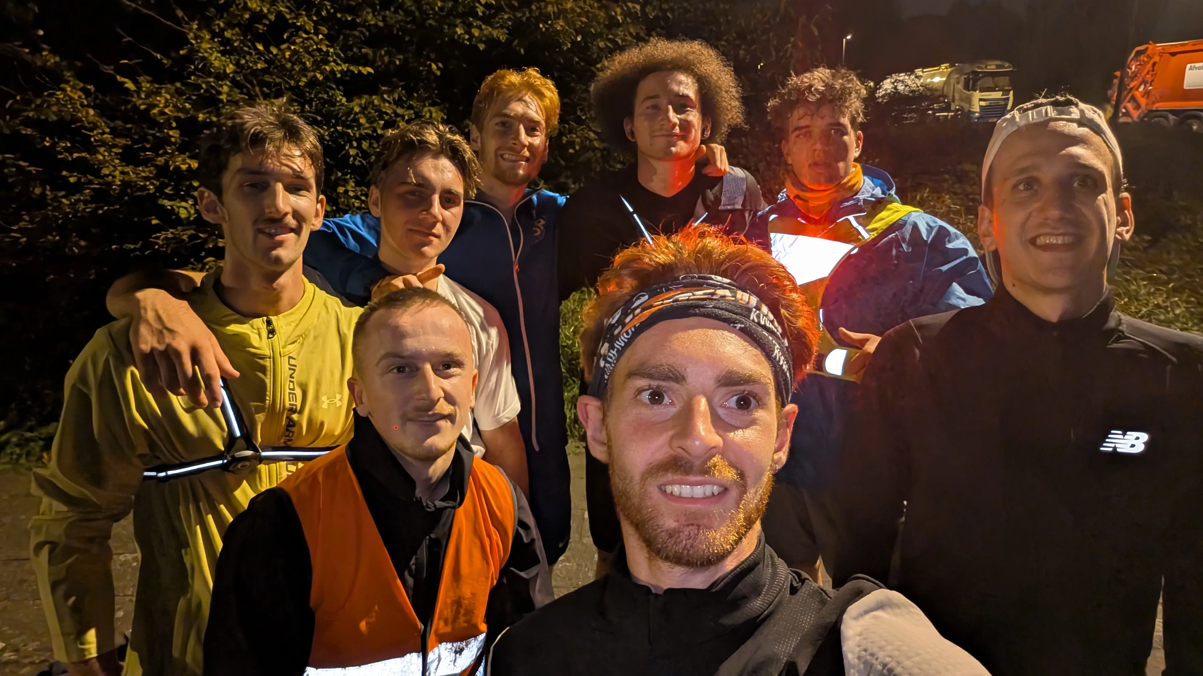 Nachtelijke selfie van de vaste kern na de laatste Passion Fruit Run van 2025