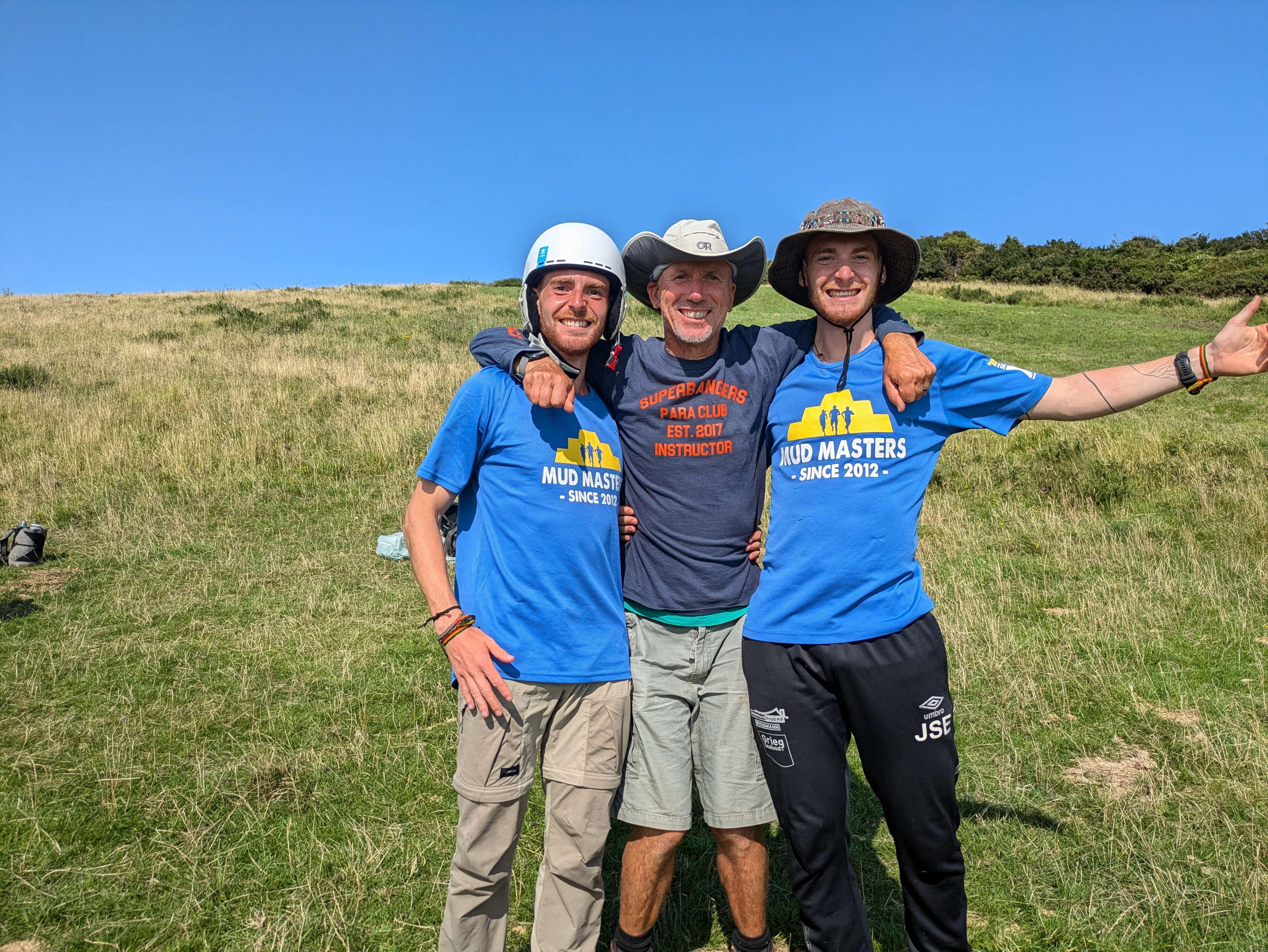 Bram en Tuur met hun paragliding instructeur in Zuid-Engeland
