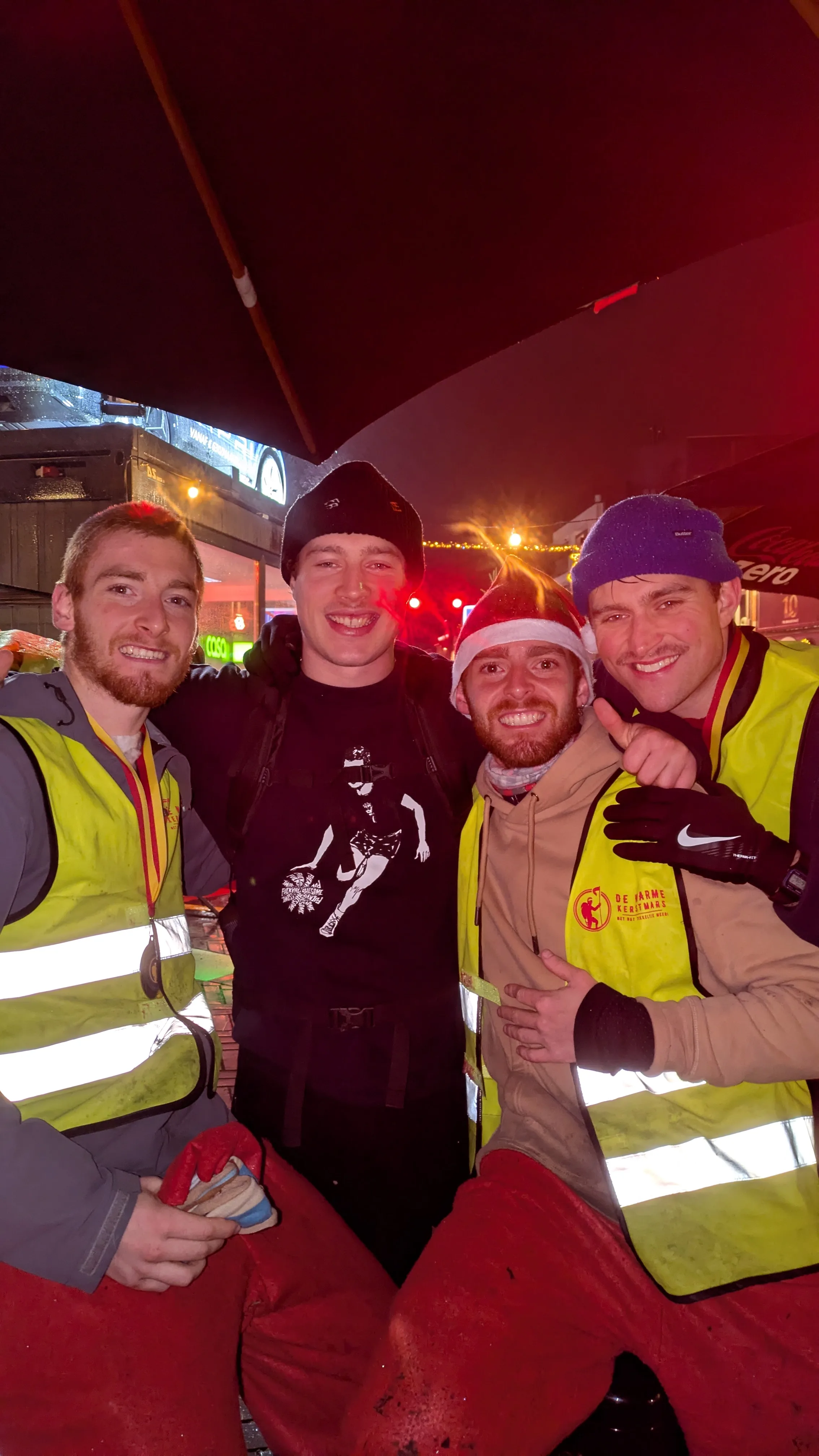 Het team tijdens de Warme Kerstmars in kerstkleding en fluohesjes
