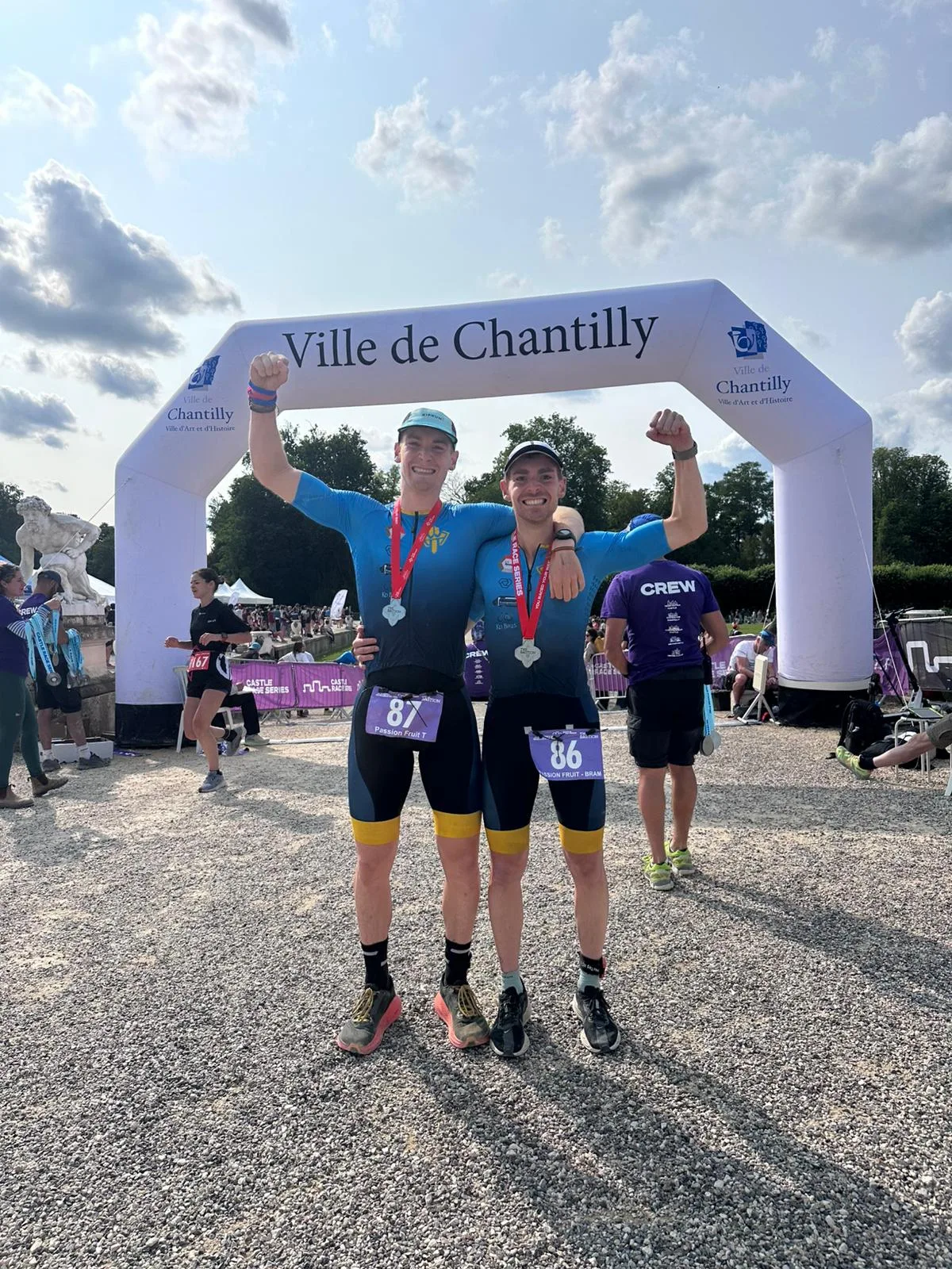 Bram en Tuur Willems na hun eerste volledige triatlon in Chantilly