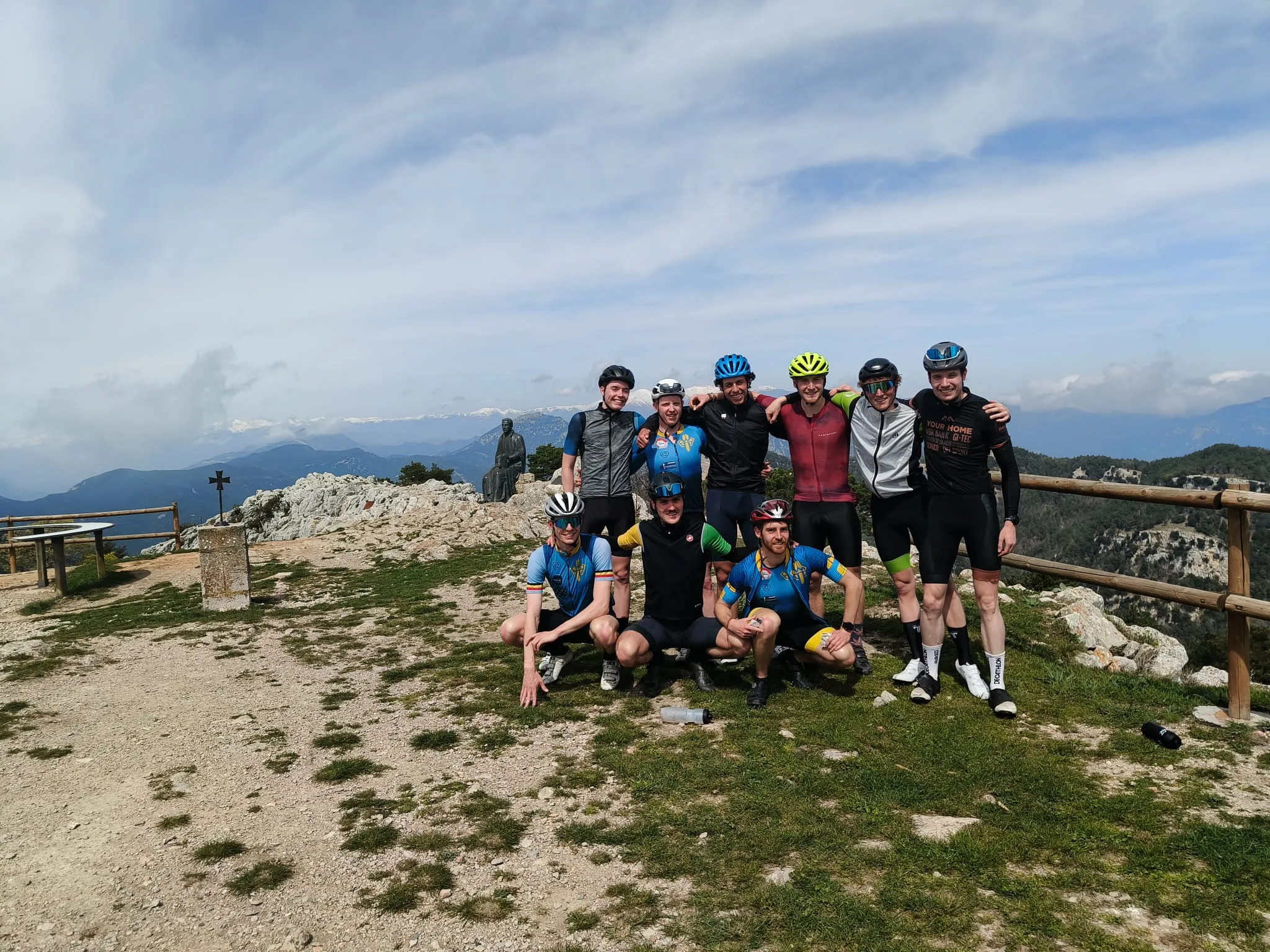 Groepsfoto op de top tijdens de WTT triatlonstage in Spanje